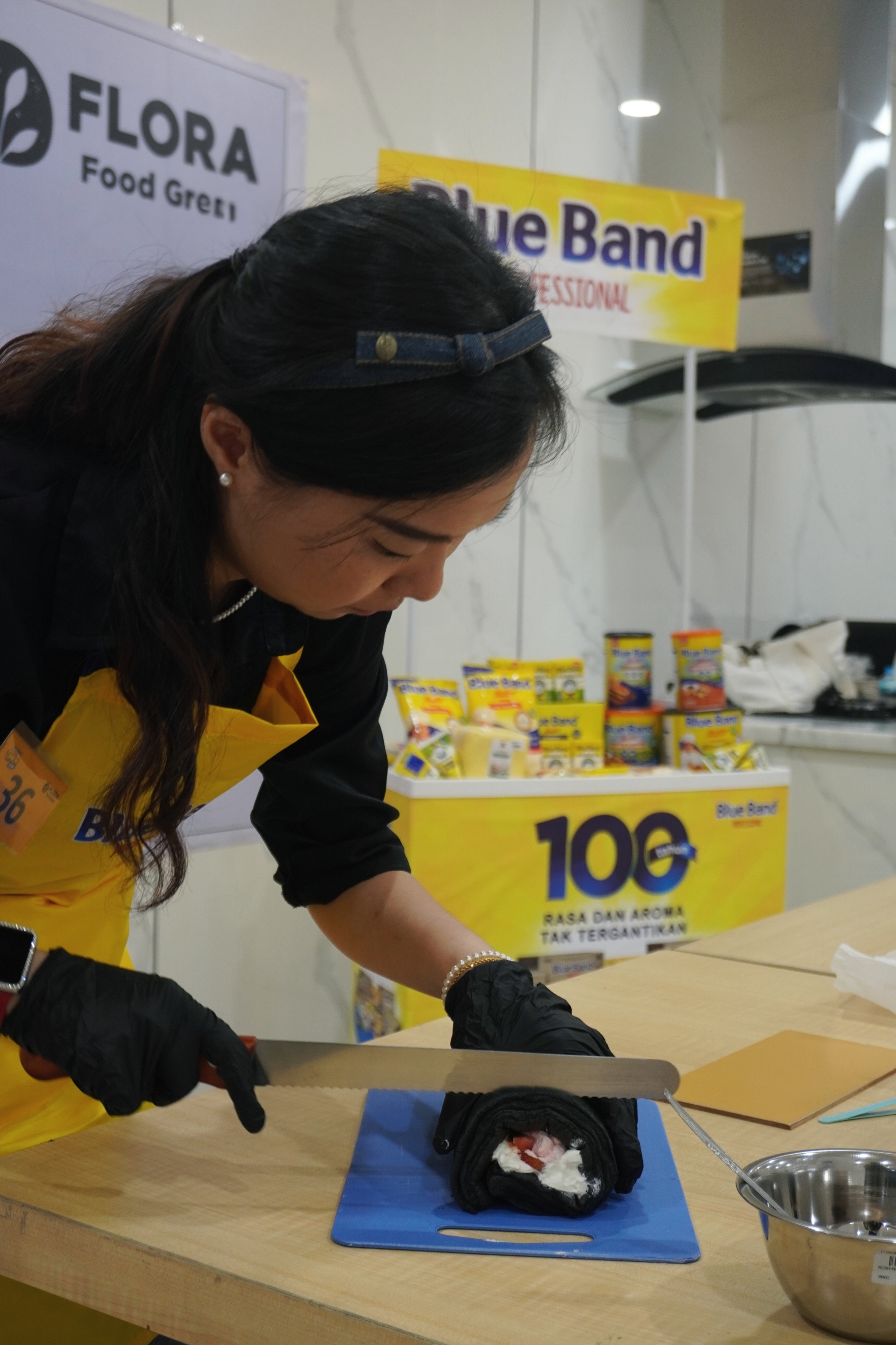Proses baking di kompetisi BlueBand UMKM Star